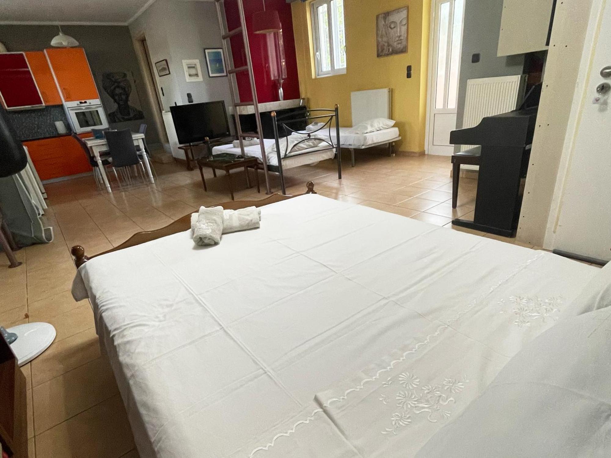 Patras - Independent Studio In Quiet Area ภายนอก รูปภาพ